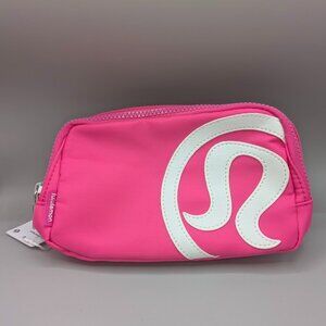 Lululemon Everywhere Belt Bag 2L SONIC PINK New With WHITE LOGO